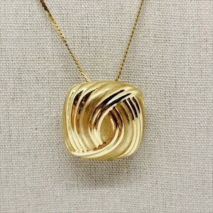 14k yellow gold puffy square swirl pattern pendant